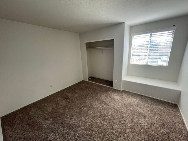 Building Photo - Highly Desirable 4b/3b Orangecrest Home