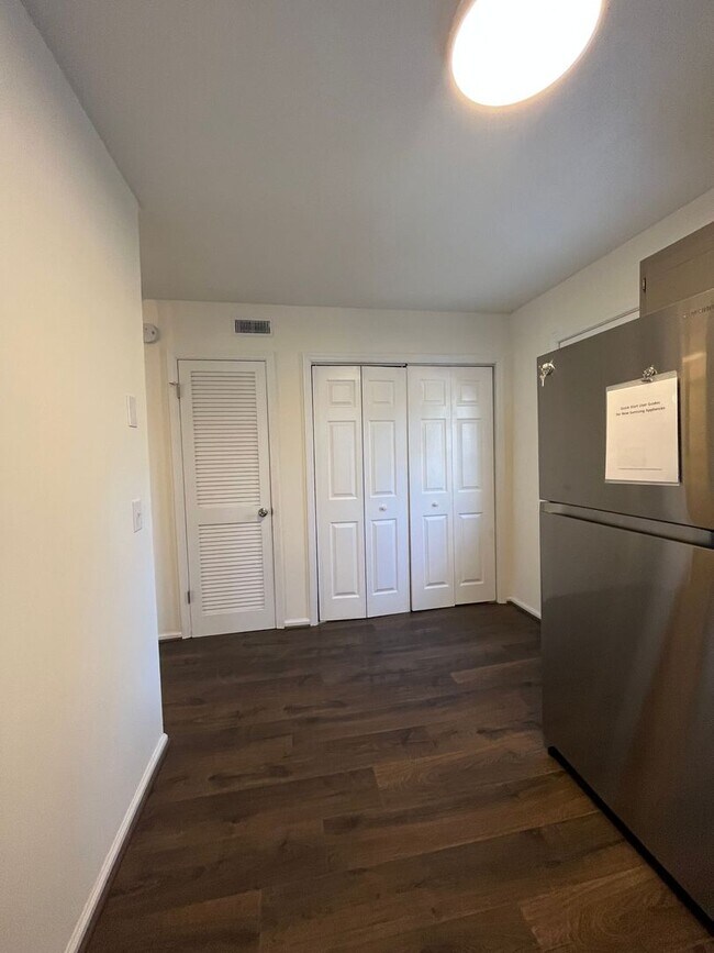 Building Photo - Recently Renovated Hendersonville Condo