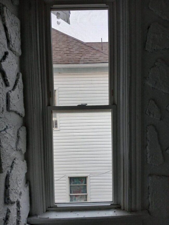 Building Photo - Spacious & Affordable Home In Lima!