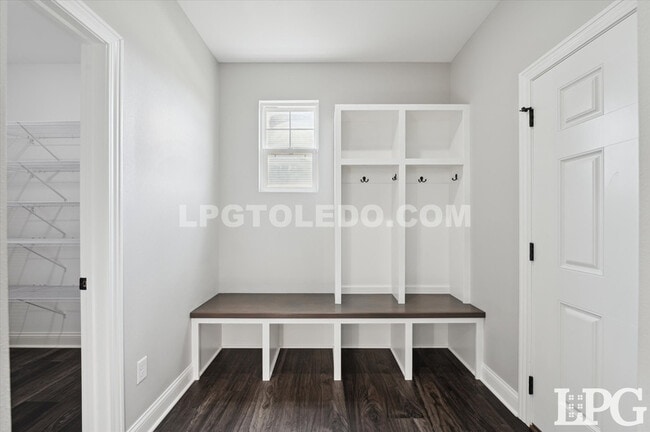 Building Photo - 1038 Stoneleigh Rd