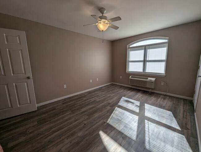 Building Photo - 2 Bedroom/2 Bathroom Townhouse in Fayette!