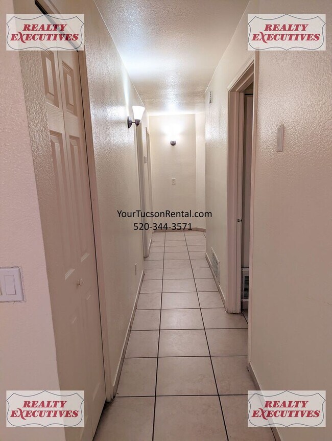 Building Photo - 3/1 with AC and a garage in Midvale Park Near Drexel Rd & Oak Tree Dr