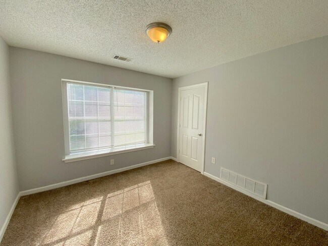 Building Photo - 2794 Laura Cir E