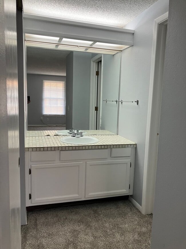 Building Photo - Coming Soon! Charming Townhome South Aurora