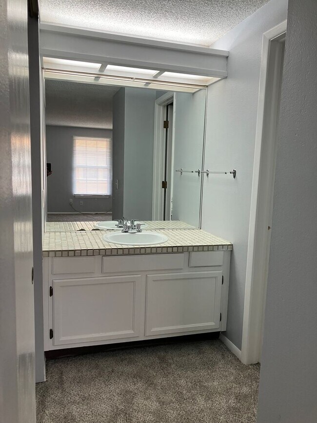 Building Photo - South Aurora Townhome in Pheasant Run