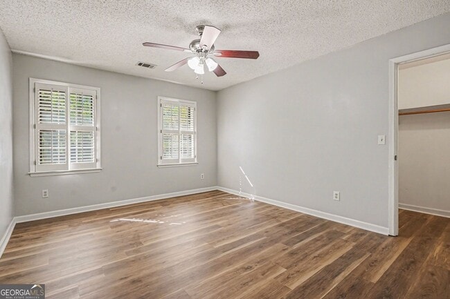 Building Photo - 1527 Ridgewood Dr SW