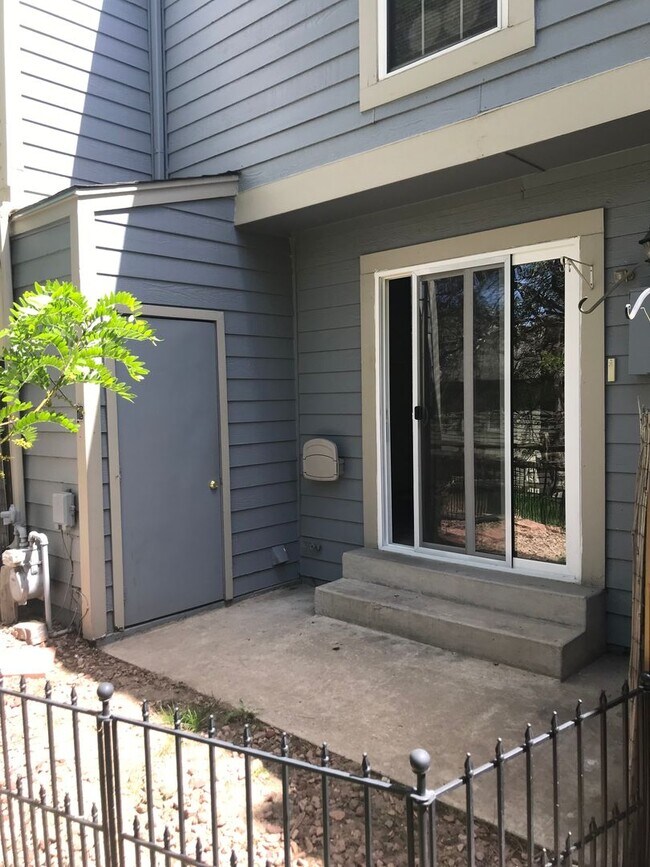 Building Photo - 2 Bed 1 Bath Townhome Centrally Located