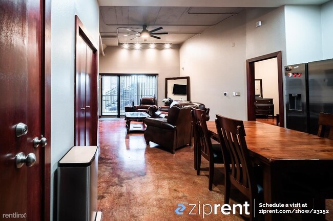 Building Photo - 1 br, 1.5 bath Condo - 2205 McKinney Stree...