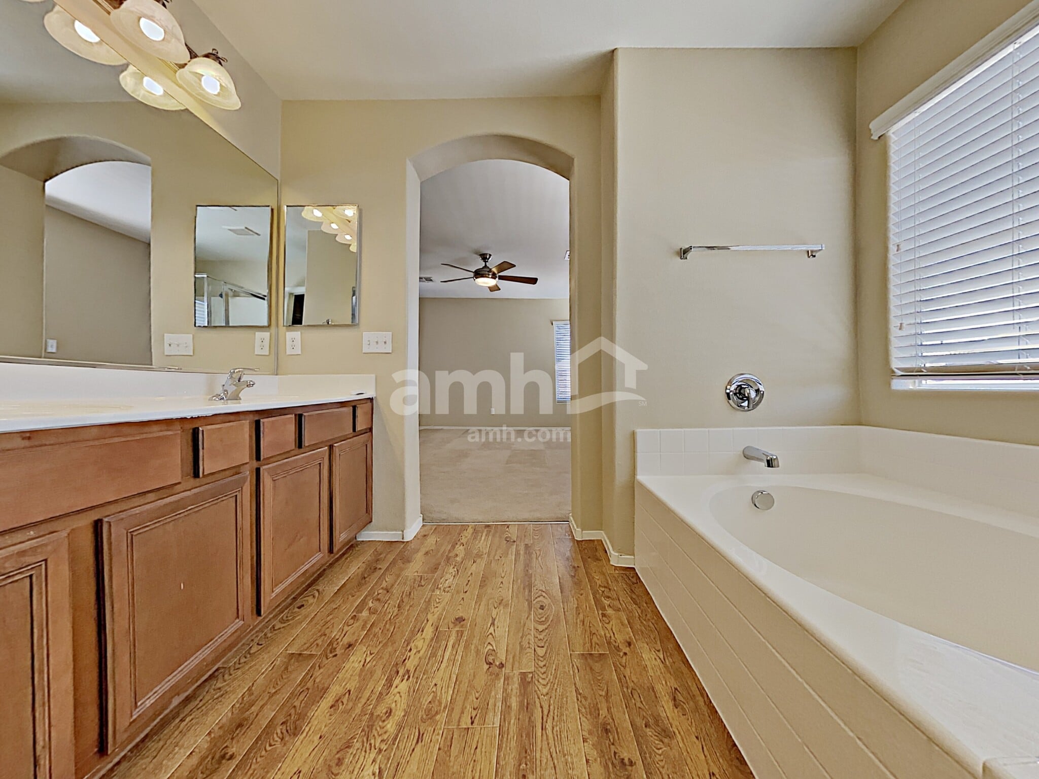 Building Photo - 1052 Crescent Falls St