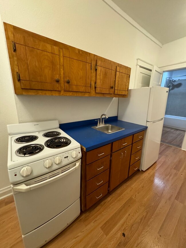 Building Photo - 1 bed/1 bath unit in triplex located in de...