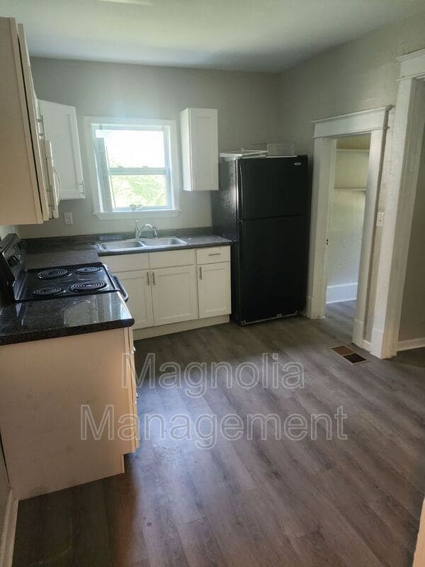 Building Photo - 216 Walnut St