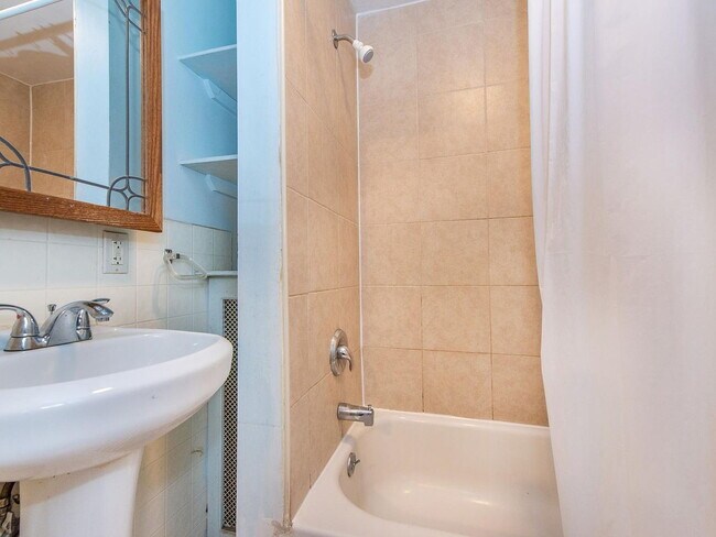 Building Photo - 3-Bed in the Heart of New Brunswick!"