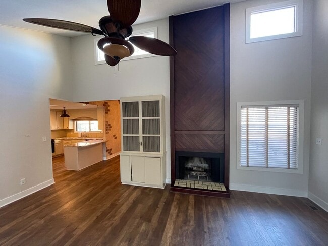 Building Photo - 3 Bedroom 3 Bath Beauty on Golf Course wit...