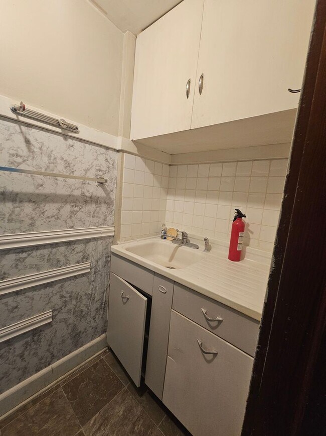 Building Photo - 1603 W 10th St