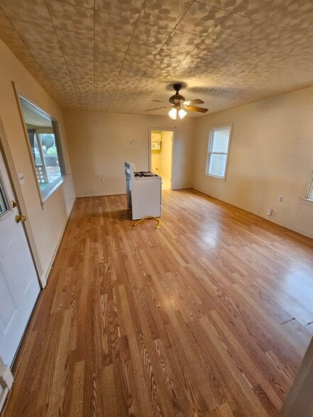 Building Photo - 513 5th St