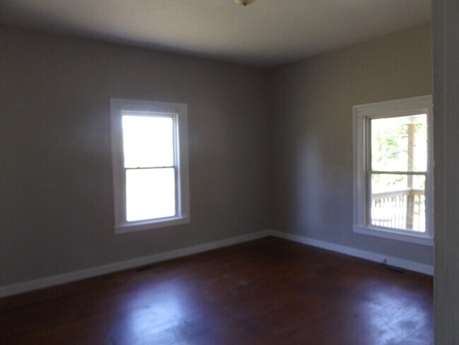 Building Photo - 116 Aikman Ave