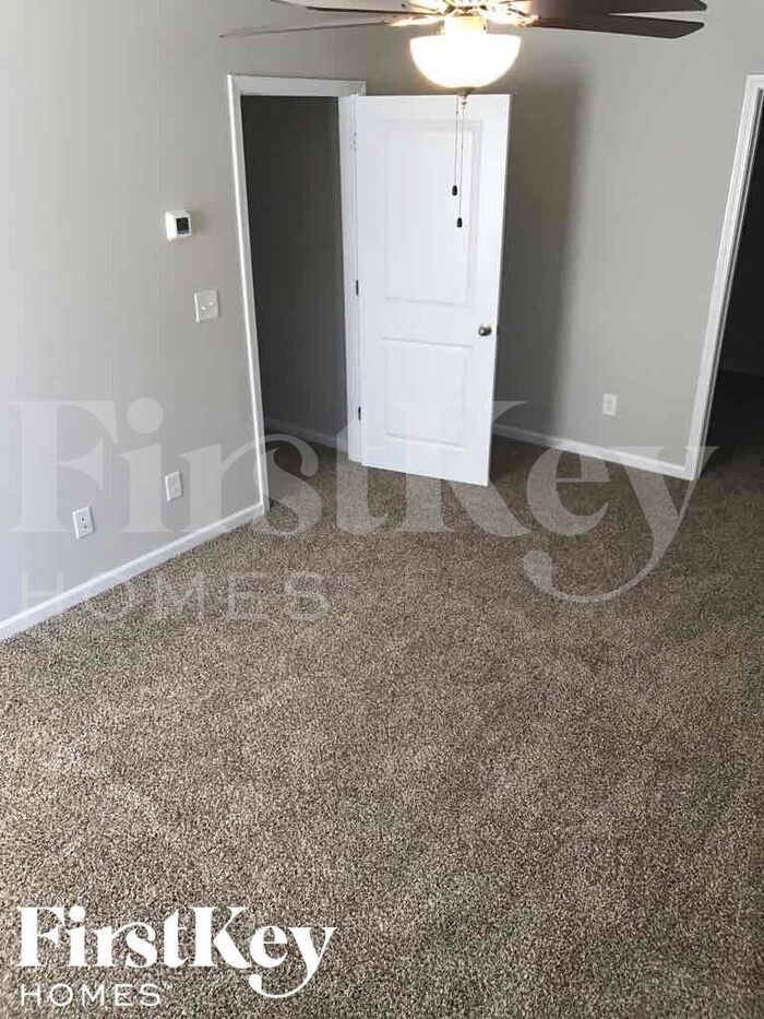 Building Photo - 8 E Newnan Rd