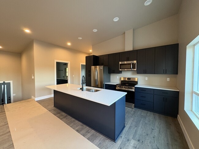 Building Photo - 1680 SE Crescent Dr