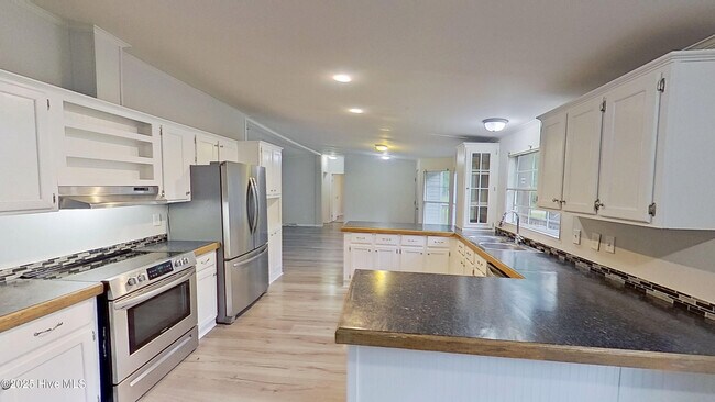 Building Photo - 20 Deer Ridge Dr W