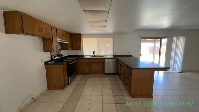 Building Photo - South West Visalia Now Ready!