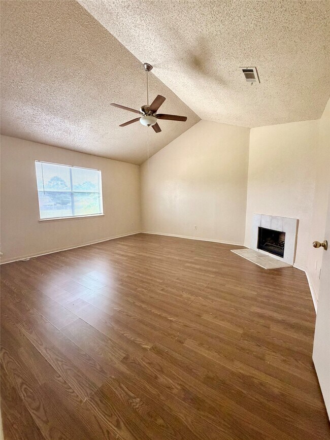 Building Photo - 7700 Creekbend Dr