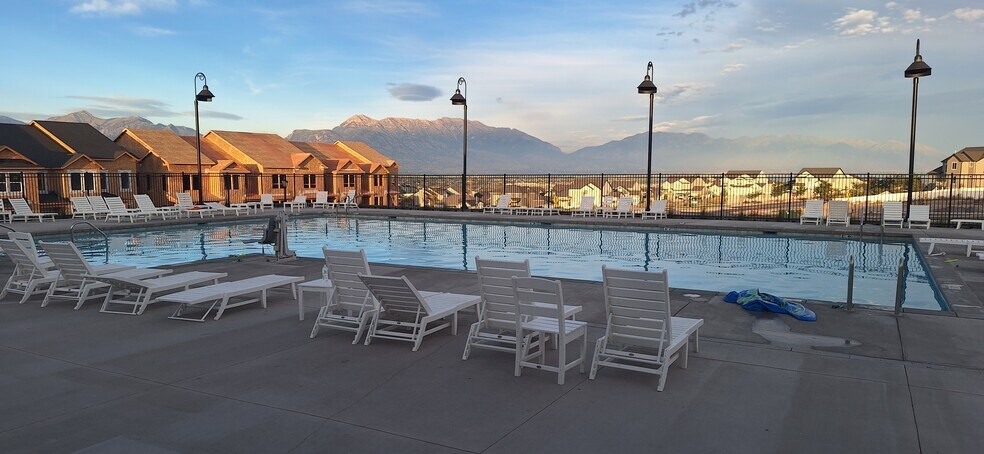 Building Photo - 704 N Bennedict Dr