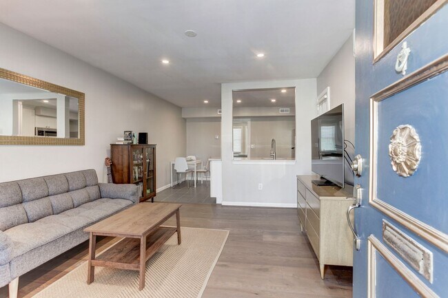 Building Photo - Trinidad Rowhome | 2 Bed | 1 Bath | 800 Sf | Large Fenced-In Front Porch & Fenced-in Backyard | 2...