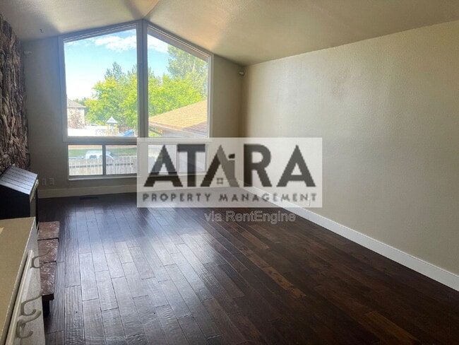 Building Photo - 270 Country Club Dr