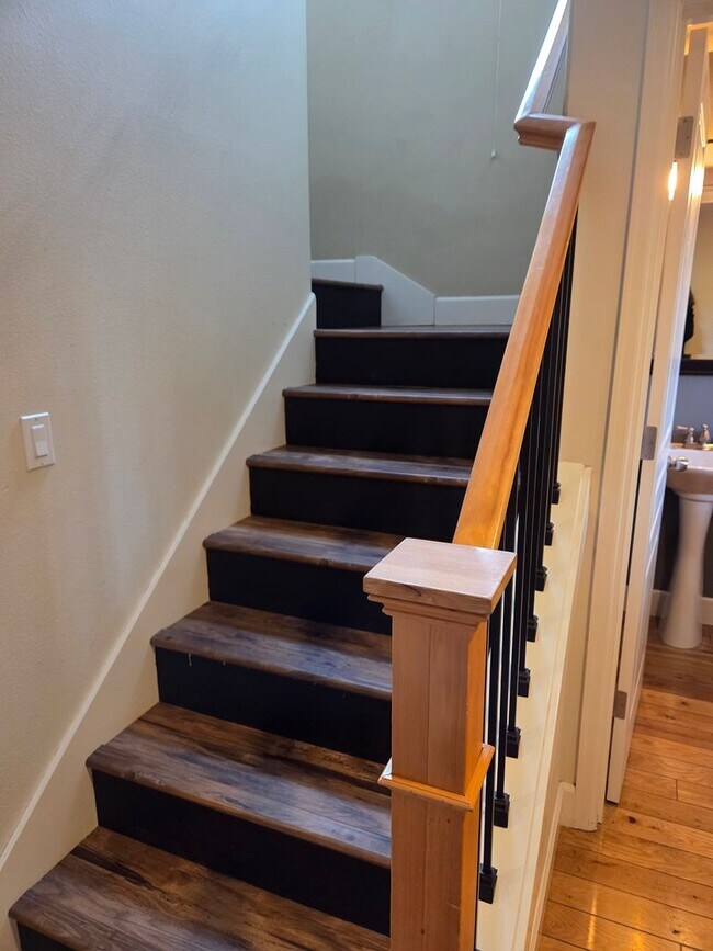 Building Photo - 2 story townhome close to trails!