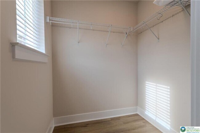 Building Photo - 1411 Greenview Dr