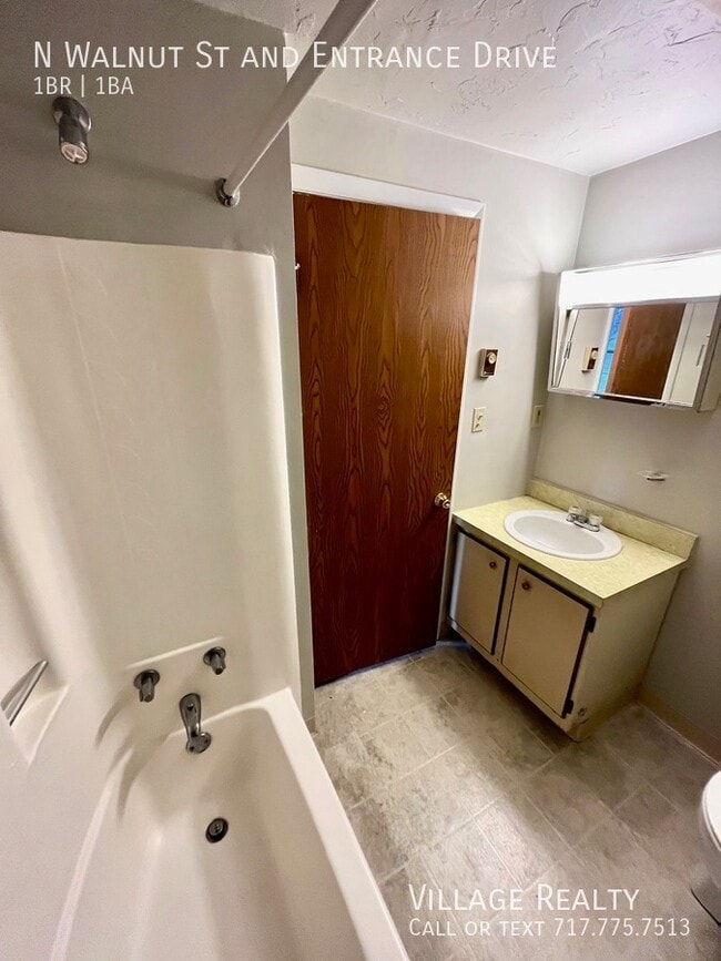 Building Photo - 302 N Walnut St