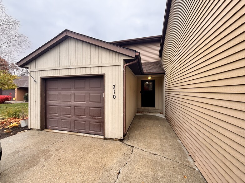 Primary Photo - 710 S Shore Ct