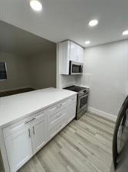Building Photo - 2665 Middle River Dr