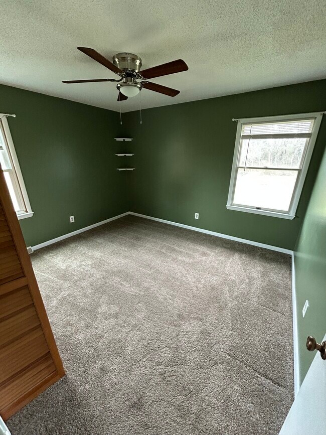 Building Photo - 121 Putnam Lake Rd