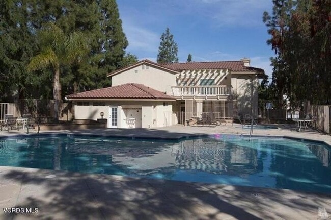 Building Photo - Beautiful 2 Bedroom, 2.5 Bath Townhome in ...