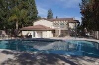 Building Photo - Beautiful 2 Bedroom, 2.5 Bath Townhome in ...