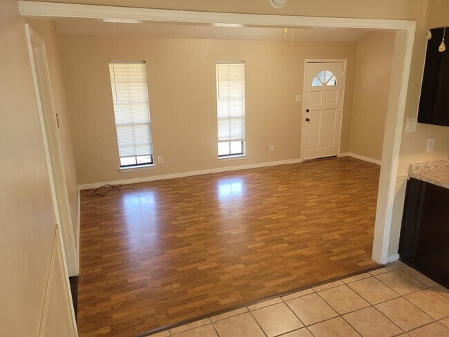 Building Photo - 4808 Fordham Dr