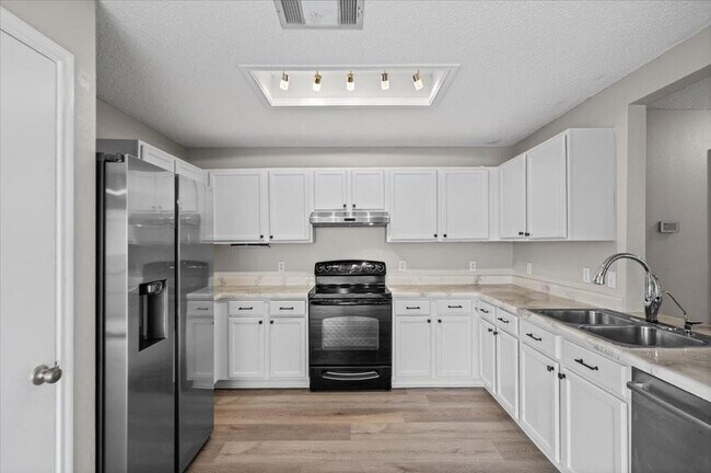 Building Photo - 2423 Byfield Dr