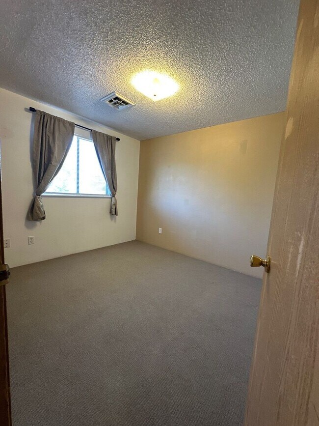 Building Photo - Lincoln Duplex