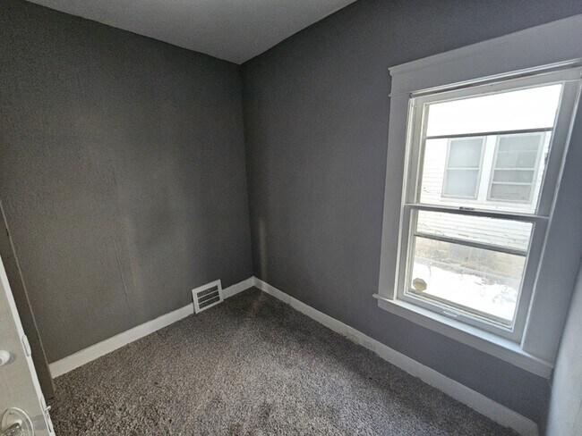 Building Photo - 2818 E 127th St