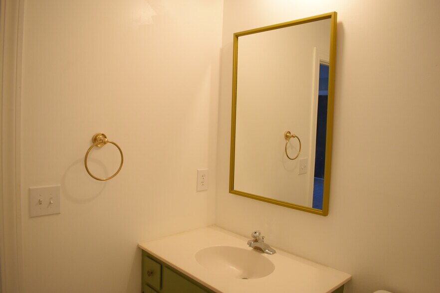 Building Photo - 2720 Oleander Dr