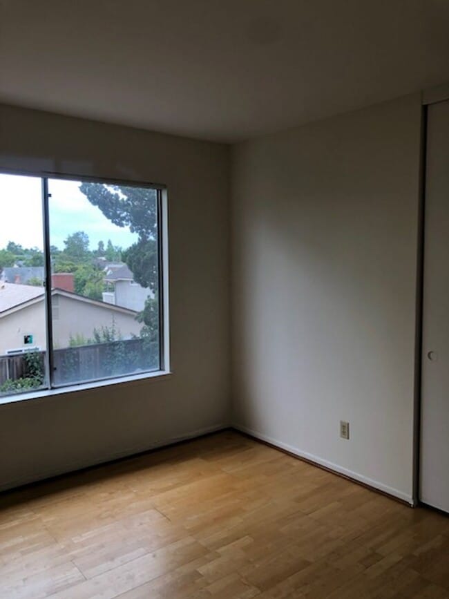 Building Photo - 4 Bed/2.5 Bath  Two Story Home in San Diego