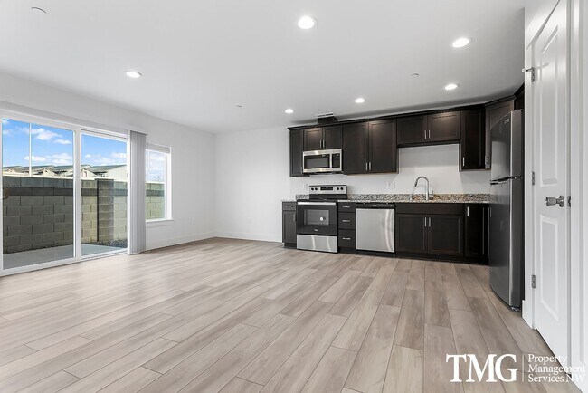 Building Photo - 977 Creer Way