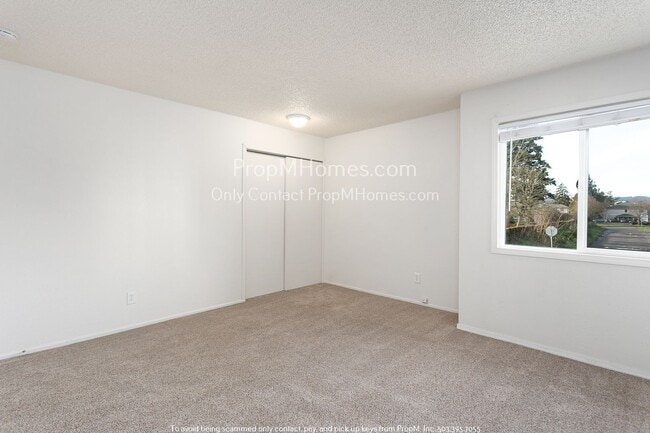 Building Photo - Charming Four-Plex In Foster-Powell!