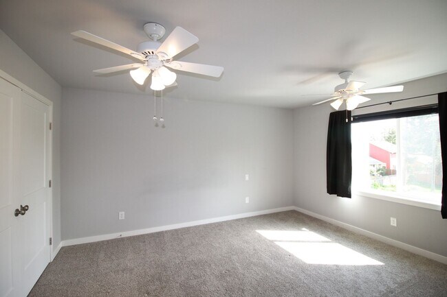 Building Photo - 3 Bed 2.5 Bath - Townhome - Ft Nugent Park - NAS Whidbey