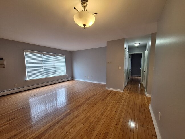Building Photo - Move In Special!!!  Charming Rochester Condo.  Must see!!