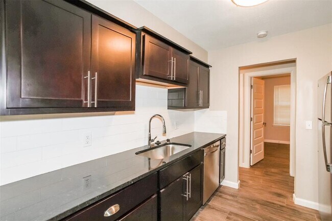 Building Photo - 8917 S Hillcrest Dr