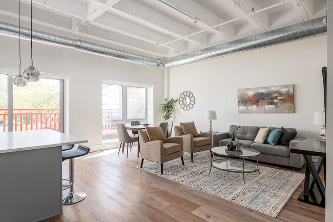 Building Photo - 1610 N Normandy Ave