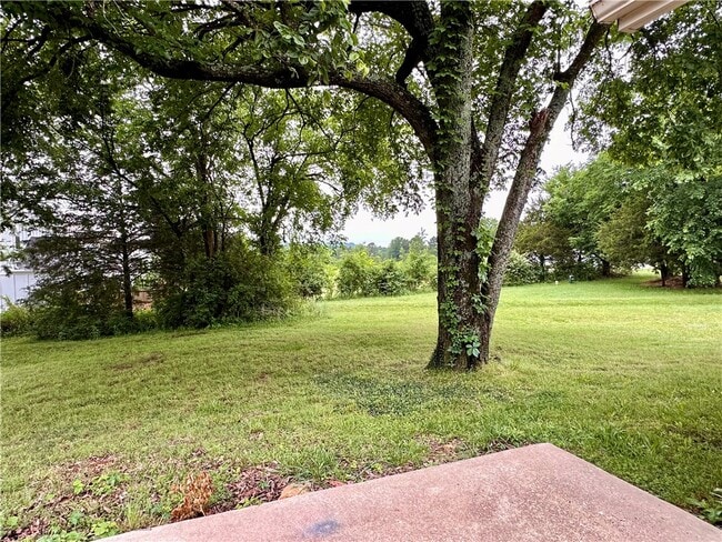 Building Photo - 2137 E Stanwyk Dr
