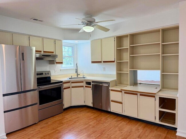 Building Photo - 312 London Ct
